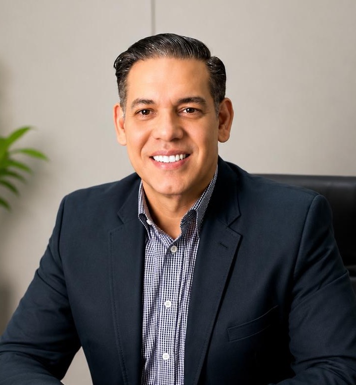 Dr. Ronaldo Alencar, urologist, in his consulting room